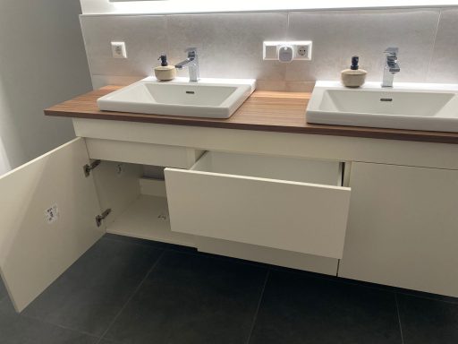 Moderner schwebender Waschtisch