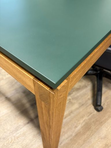 Schreibtisch mit schwebender Tischplatte