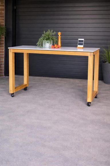 Höhenverstellbarer Tisch aus Holz mit Pflanzen und einem Tablet auf der Oberfläche.