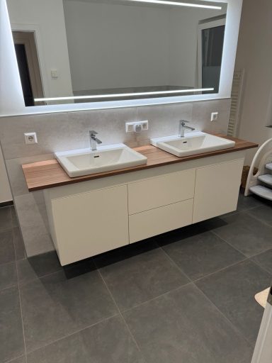 Moderner schwebender Waschtisch nach Kundenvorgabe.